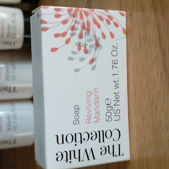 The White Collection Hand Care Kit Reviving Mandarin - Picture 2 of 8